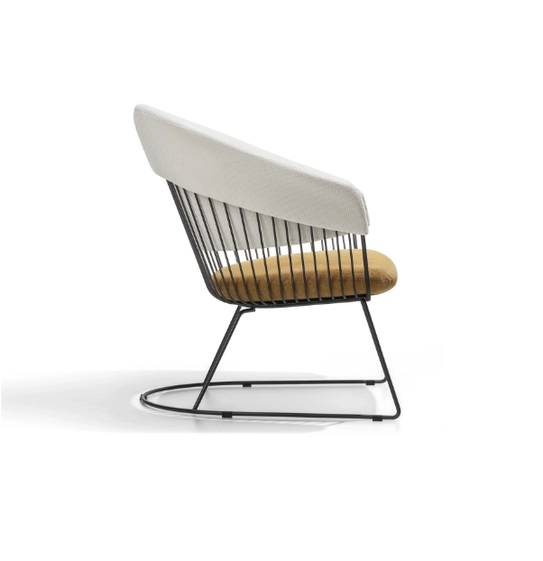 cadeira-lira-giratoria-estofado-tecido-encosto-off-white-assento-ocre-estrutura-metalica-preto-fosco-paraello-carrossel-home